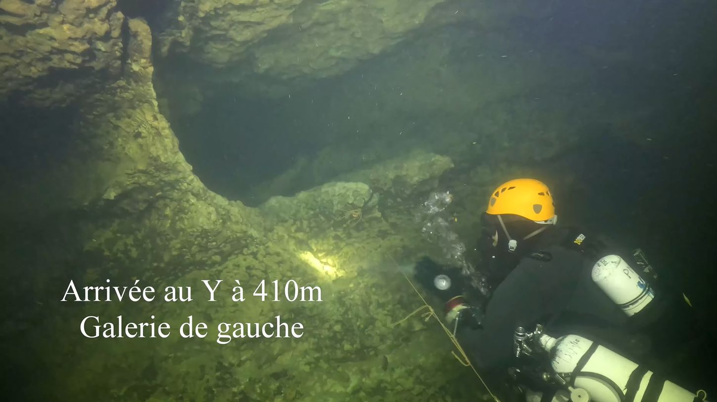 Plongeur souterrain pr&egrave;s de la bifurcation Y &agrave; 410 m&egrave;tres, d&rsquo;apr&egrave;s la l&eacute;gende pr&eacute;sente sur la photo